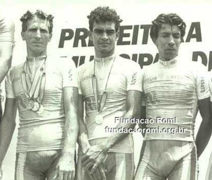 Na foto do Centro de Memória da F. Romi, Robenson Pacheco é o terceiro da esquerda para a direita.